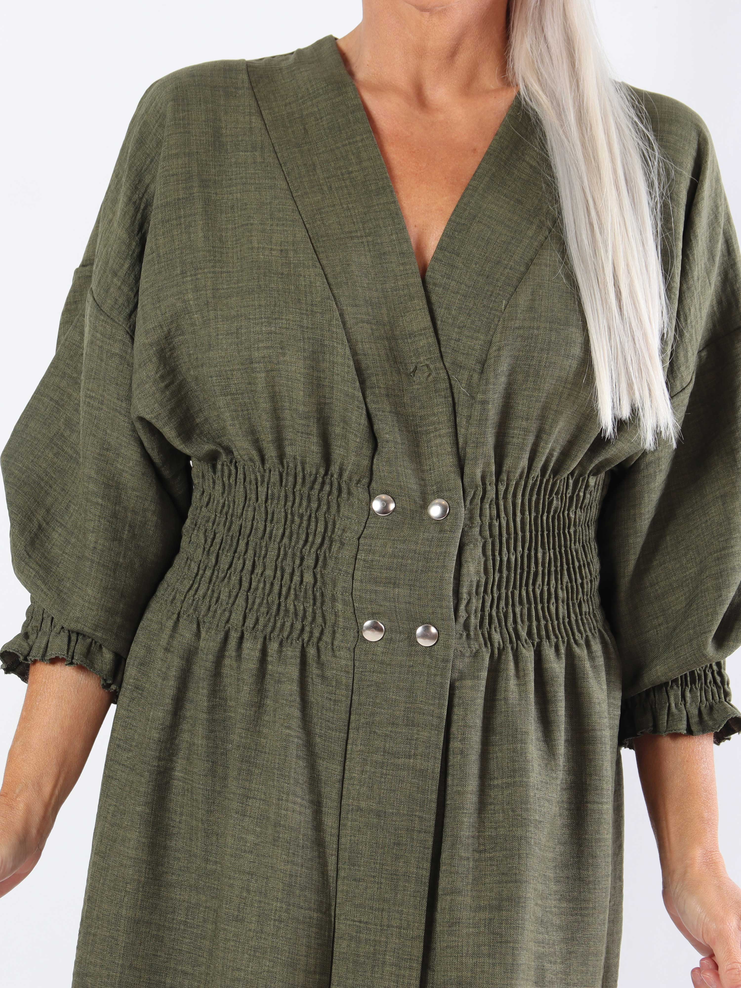 Samara - Sød plus size kjole med smock og knapper